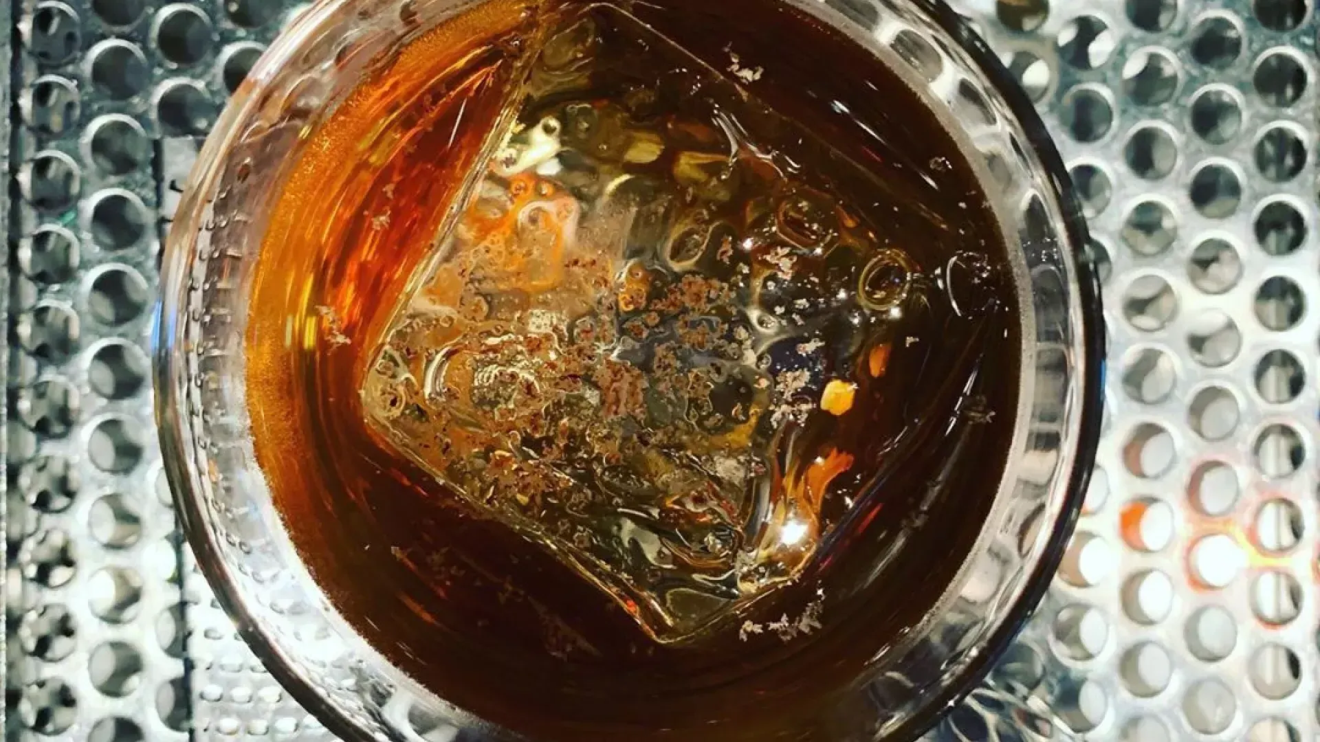 贝博体彩app第三铁路酒吧提供威士忌鸡尾酒.